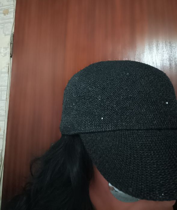 Шапка с пайети,черна