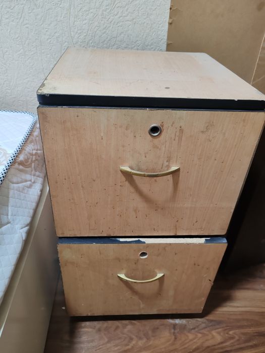 Стул на колёсиках, тумба с 2 ящиками