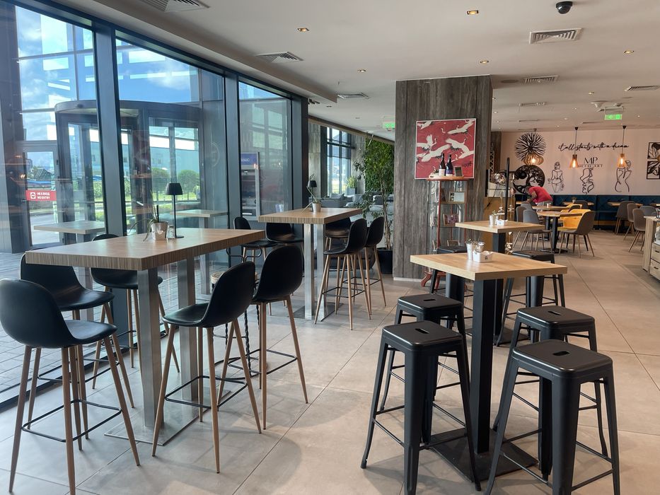 Спешно се продава цялостно оборудване за магазин, заведение,ресторант.