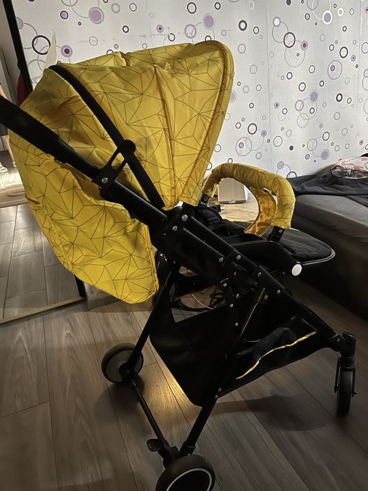 Carucior sport, galben cu negru stare foarte buna cu copertina