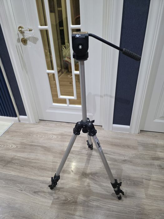 Итальянский  tripod Bogen 3011с головой 3126