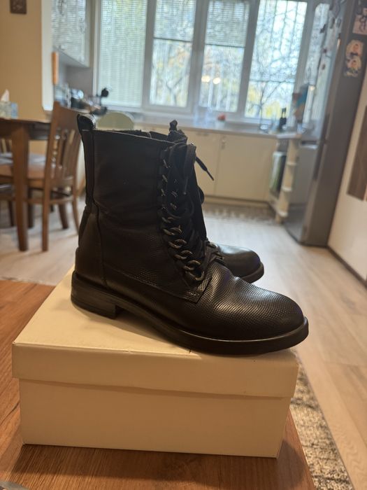 Кожени кубинки с елемент на връзките