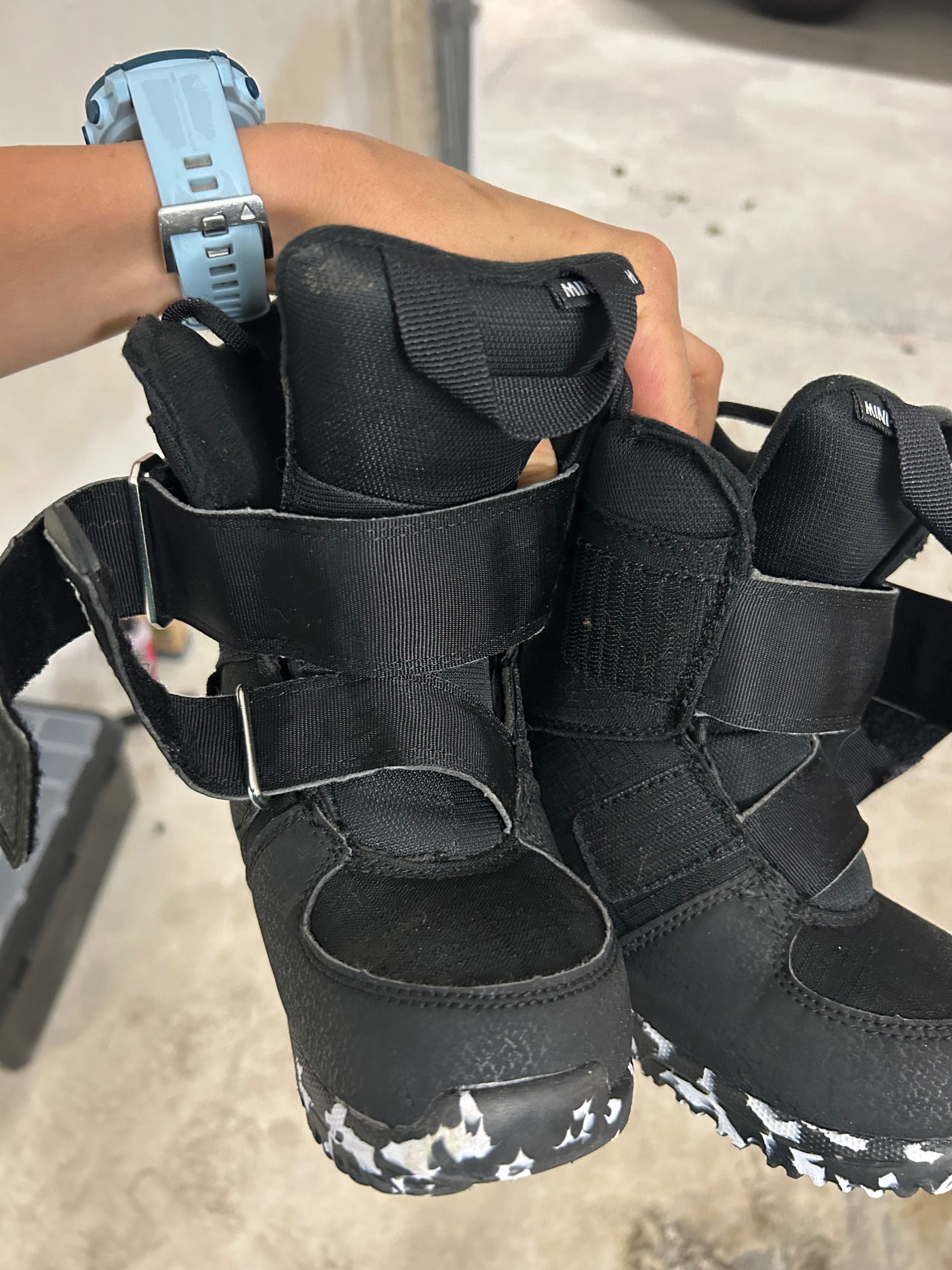 Сноуборд обувки Burton mini grom и сноуборд