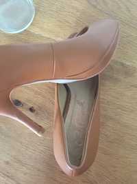 Дамски обувки тънки токчета в светло кафяв цвят