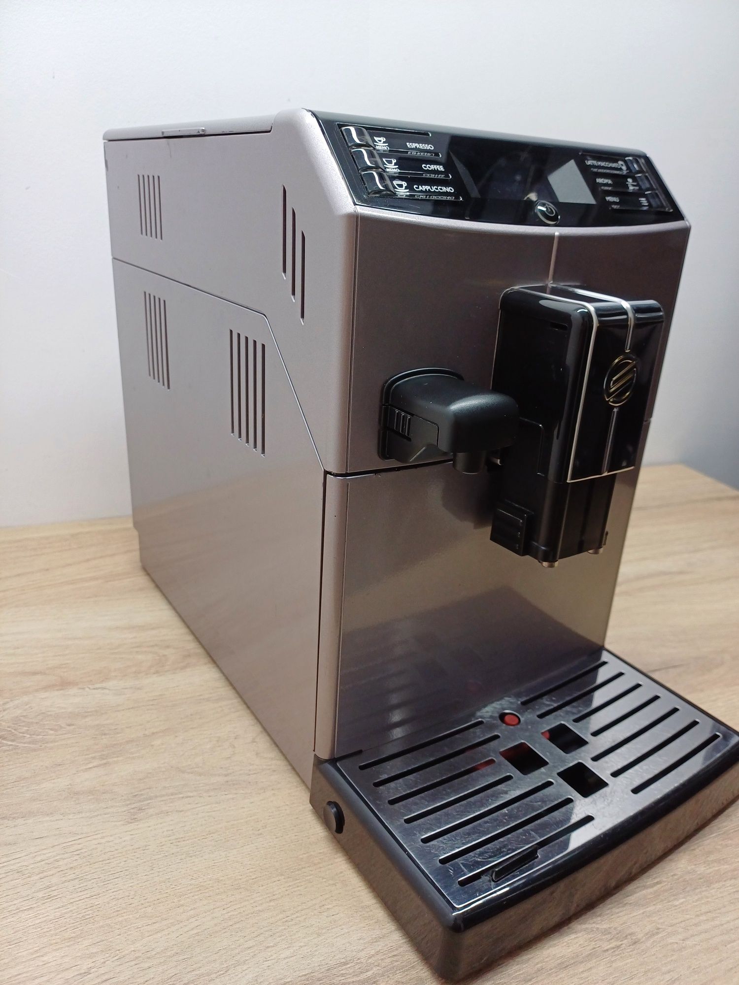 Продавам кафемашина Saeco Minuto HD8867