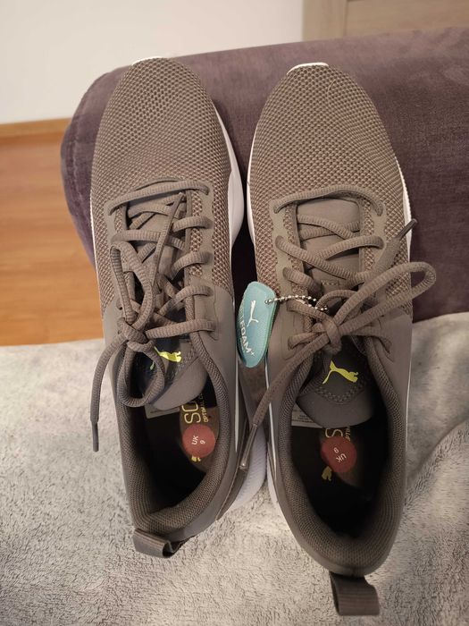Vand dozator de apa dvduri sony si adidasi Puma marime 43.