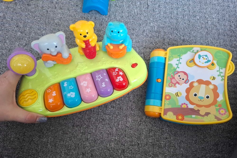 Лот музикални играчки - книжка и пиано . Много красиви и ефектни !
