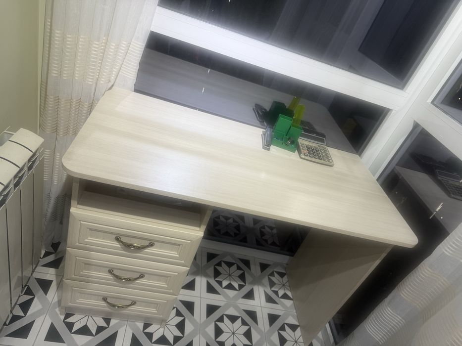 Продается письменный стол в отличном состоянии !