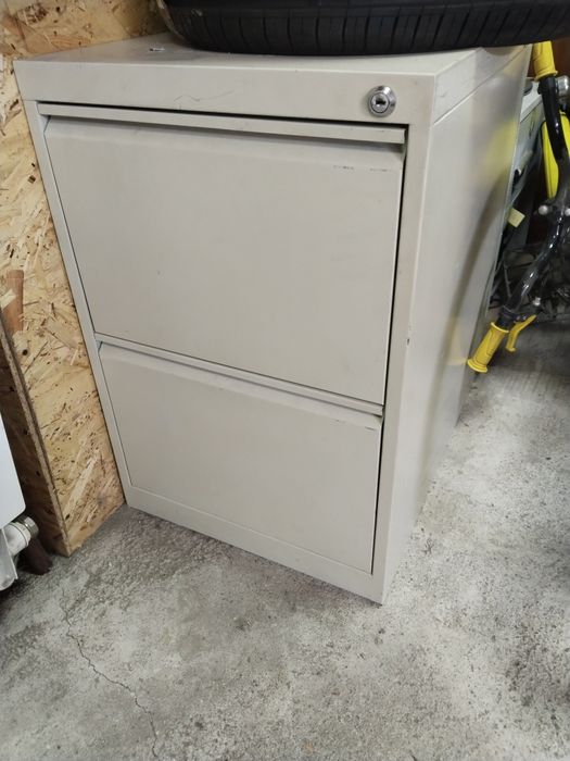 Шкаф железный на замке