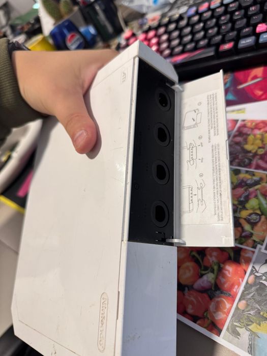 Consola Nintento Wii + 2 telecomenzi + 2 volane + 2 nunchuks si joc ca