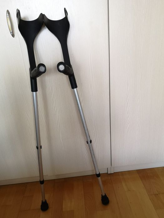 Carje ortopedice cu sprijin pe antebrat, reglabile 135 kg carja