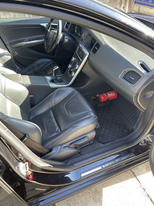 Volvo V60 2015 D4 2.0 181HP Black Edition, Distronic, Manuală, Full Op