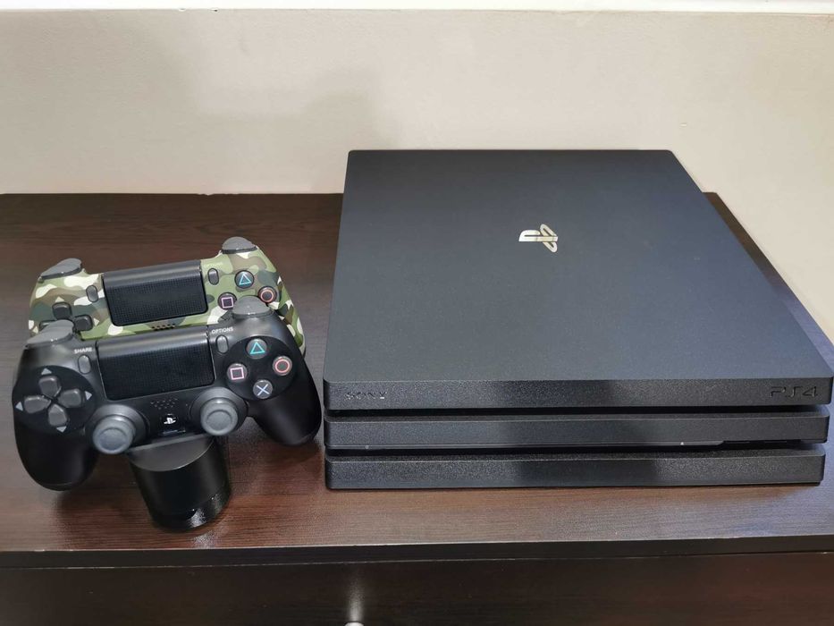 Конзола PlayStation 4 Pro 1TB SSD + 2.бр Контролери и докинг станция.