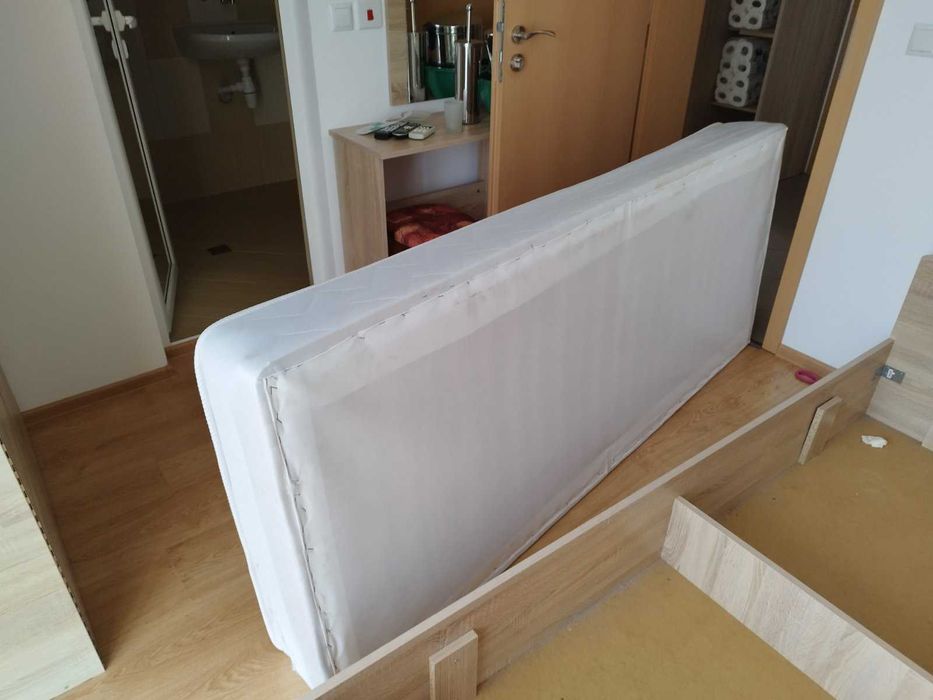 Единични легла с матраци в добро състояние