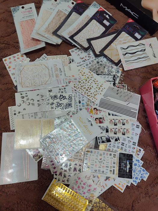 Наклейки и слайды для ногтей