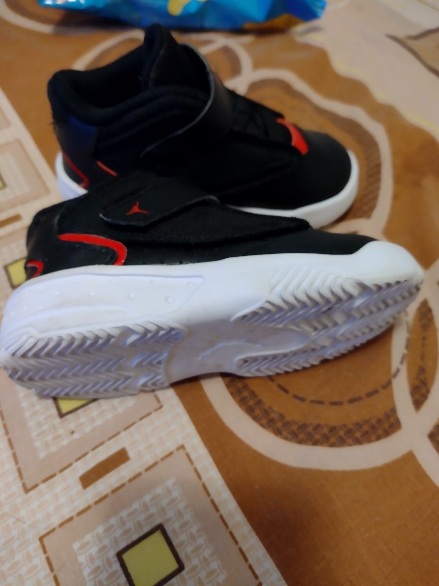 Adidași originali Jordan Max Aura 4