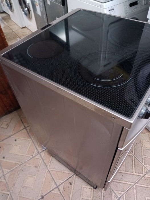 Уникална свободно стояща печка с керамичен плот Voss