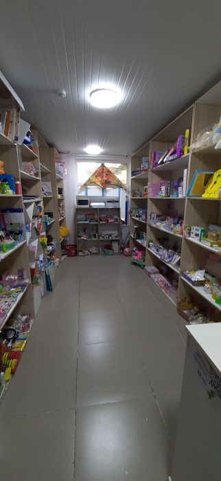 Комплект шкафов и стол со стульями