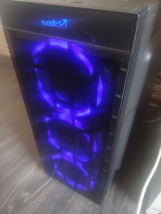 Продавам геймърски компютър ryzen 5 5600x 32гб рам