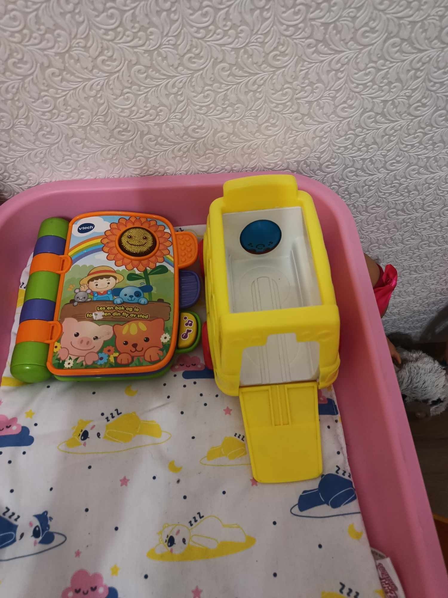 Интерактивна книжка на fisher price + интерактивна книжка на  vtech