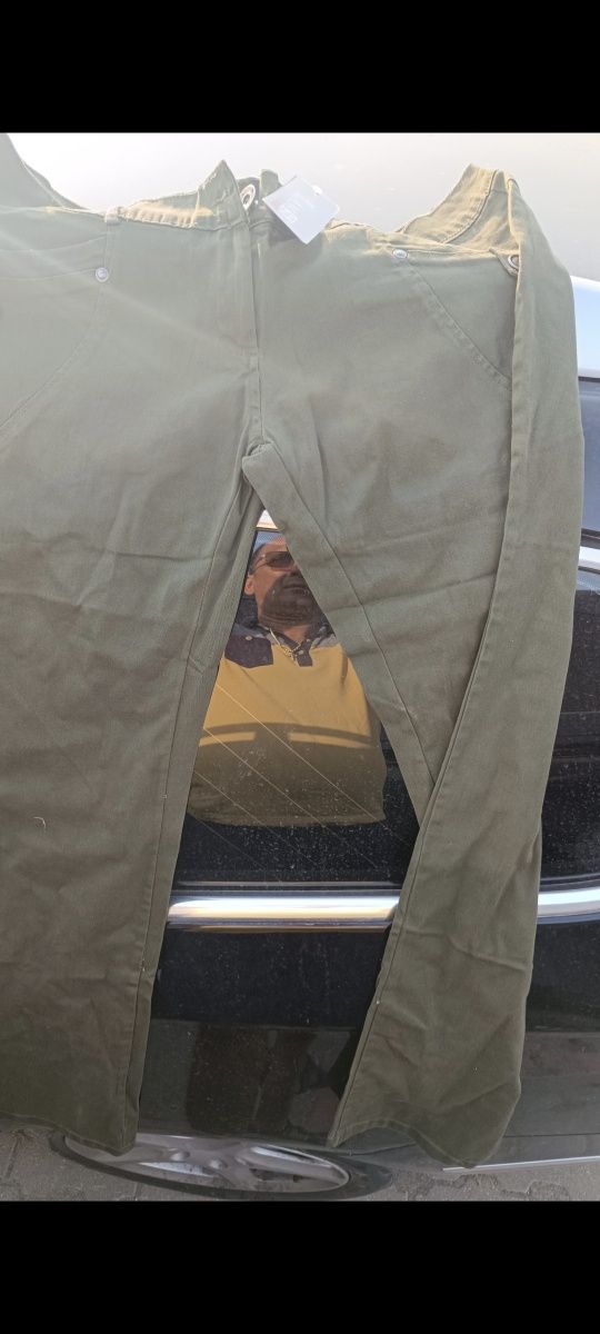 Vând pantaloni noi en-gros diferite mărimi și culori la 30 lei