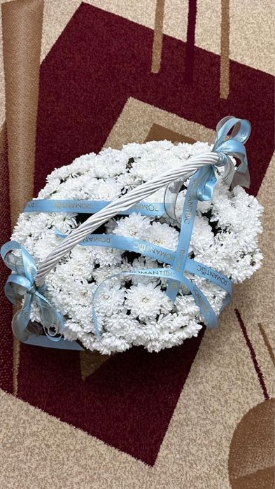 Цветы хризантемы в корзине