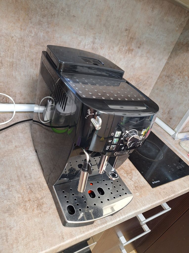 Продавам кафемашина Delonghi magnificaS  ЕCAM 21.118.B