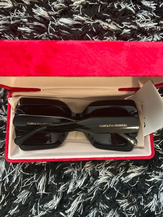 Оригинални дамски слънчеви очила Carolina Herrera ,чисто нови.