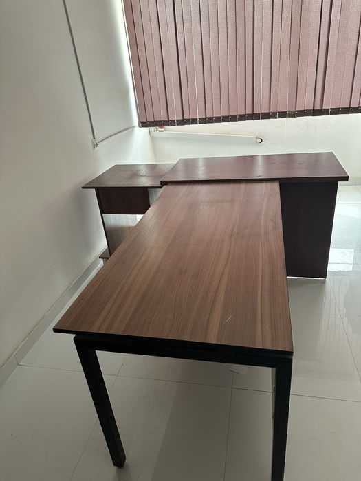 Продаю Комплект мебели для офиса/дома: стол, тумба, стеллаж