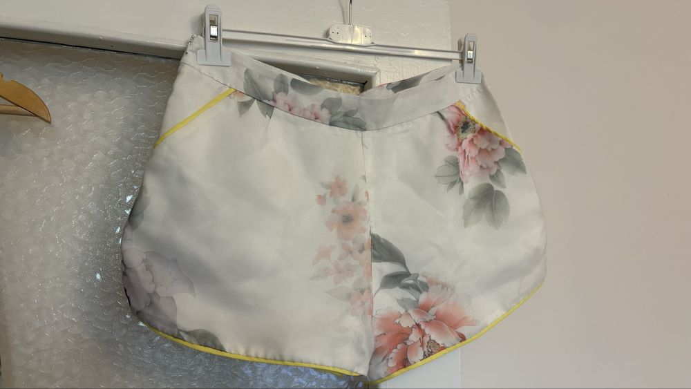 Сет къси панталони и туника от сатен и шифон