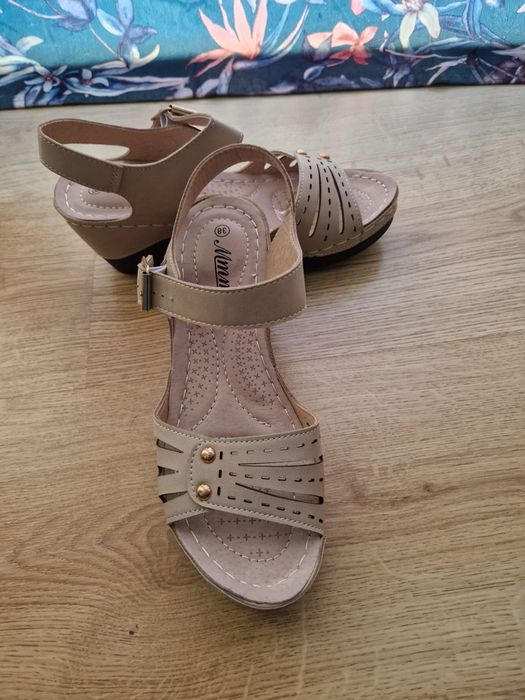 Sandale noi marimea 38