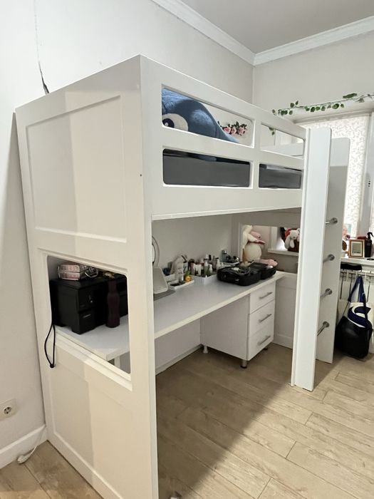 Отличный кровать в подарок стол