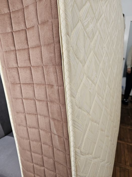 Dormitor: pat, saltea, 2 noptiere.