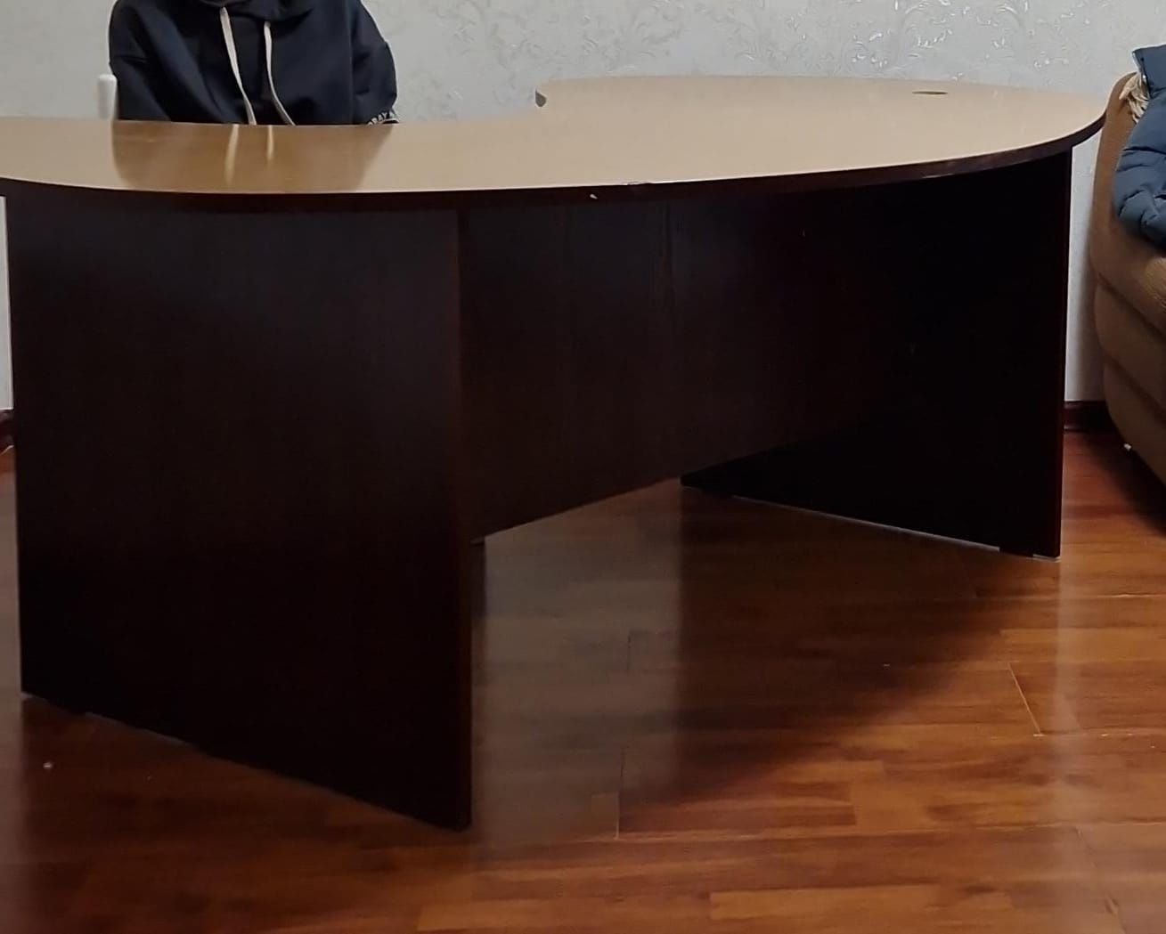 Стол офисный без углов, достаточно большой и солидный