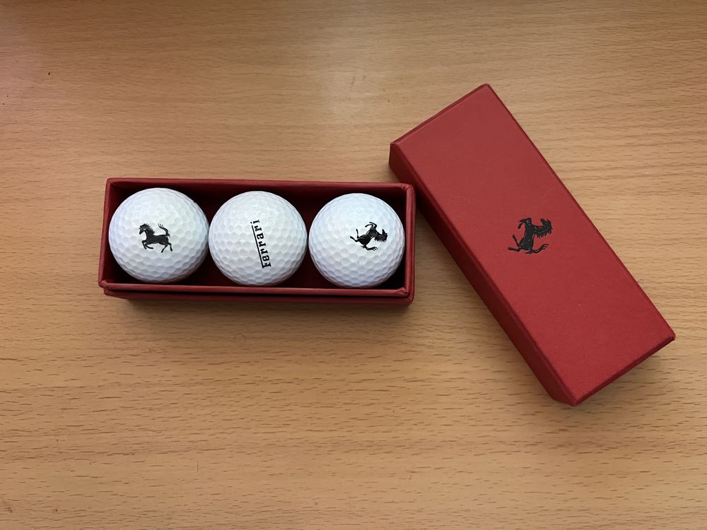 Set Ferrari oficial mingi golf nr 3 in cutie roșie cu logo Ferrari