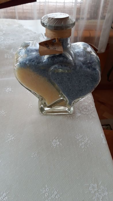 Соли за вана в стъклен сърцевиден съд