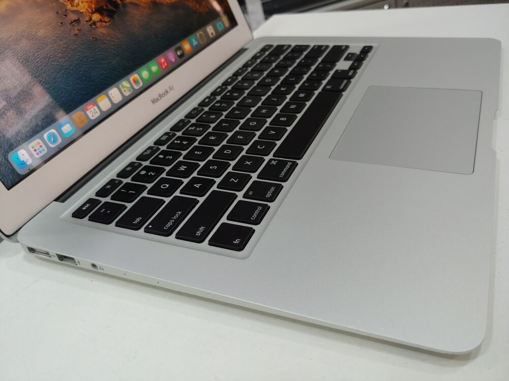 Apple Macbook i5, 8gb ram, ssd 128gb