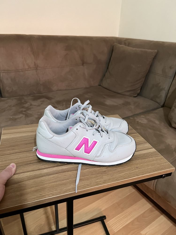 Дамски маратонки New Balance 373