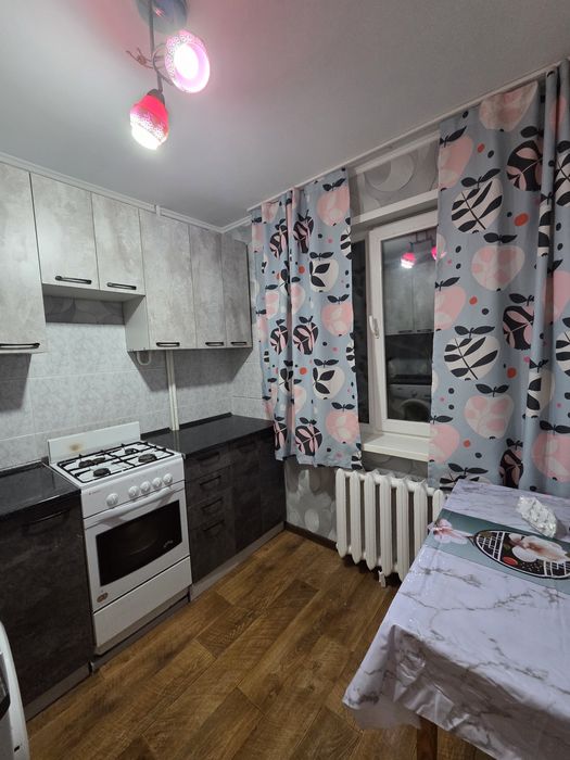 Продам трёшку на втором этаже. 58кв. Новый цот