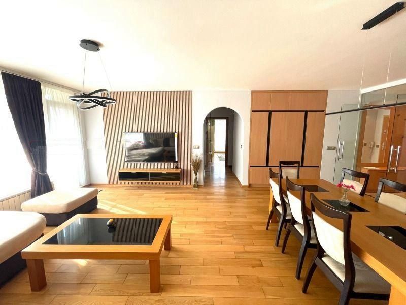 Дава се под наем Тристаен апартамент в София, Витоша - 111 кв.м за 896.58 € - Снимка #1