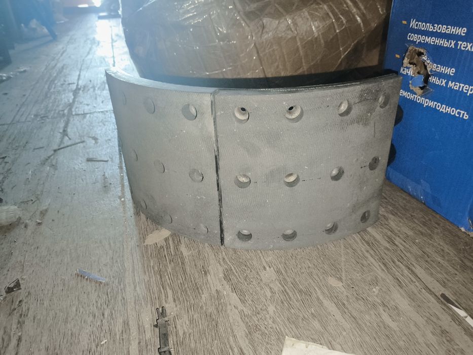 Колодки тормозные КамАЗ 6520 новые заводские 8 штук недорого
