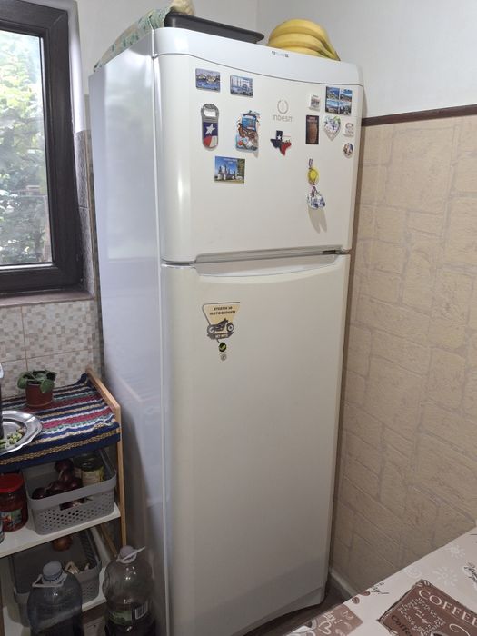 Vând frigider 2 usi Indesit