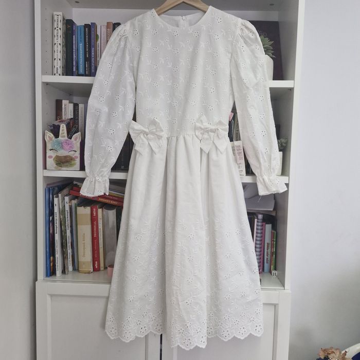 Rochita alba ,fetite,14-15 ani .