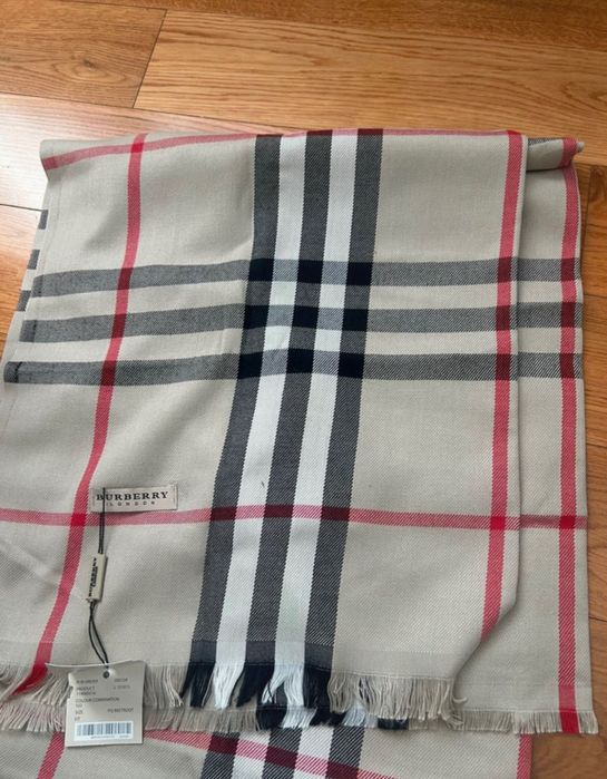 Esarfa Burberry .