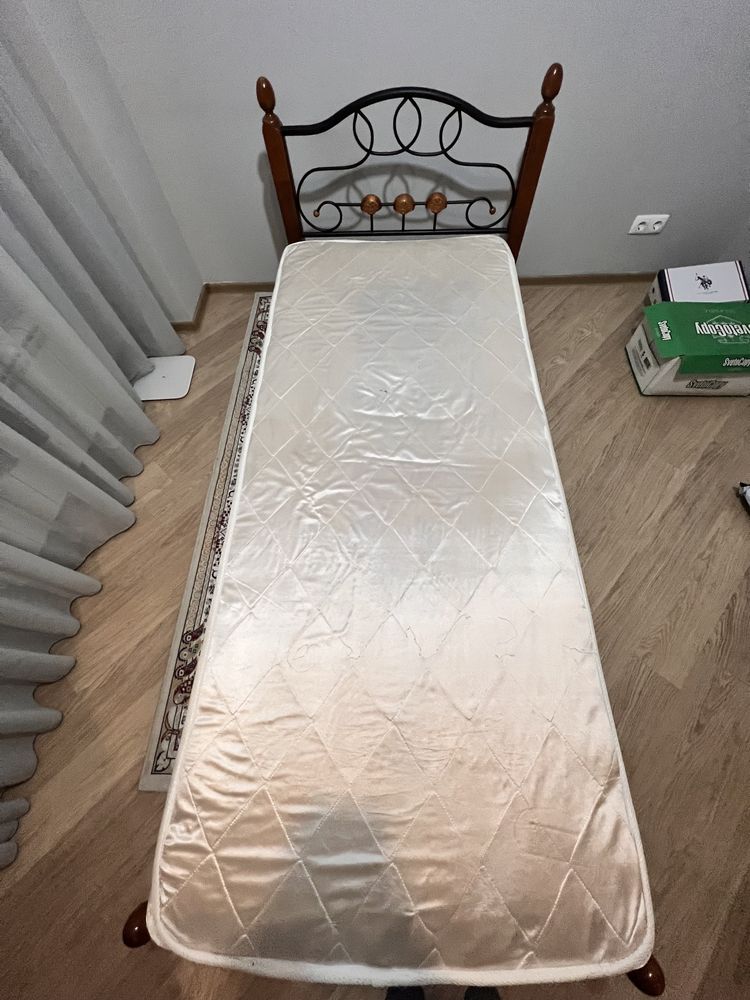 Кровать с матрасом