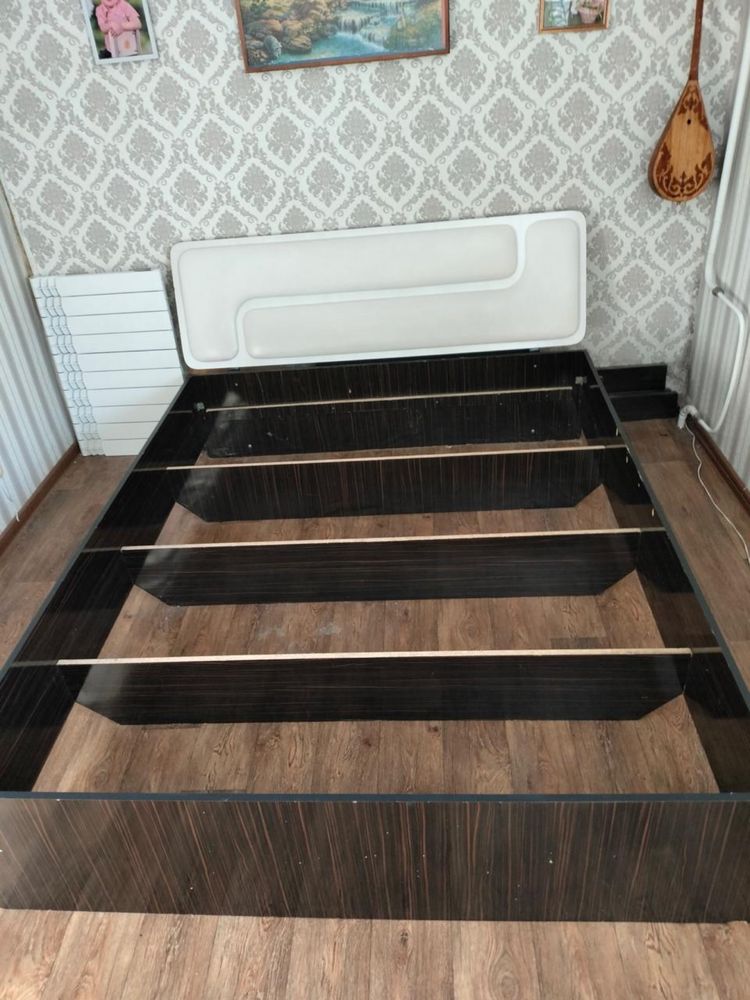 Продам двухспальную кровать с матрасом