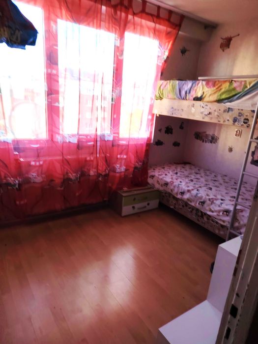 Продава обзаведен тристаен апартамент, готов за живеене.