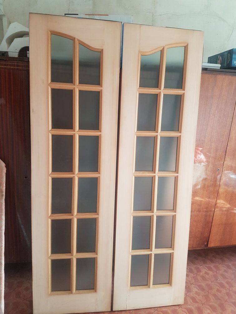 Продам деревянные двери со стеклами новые