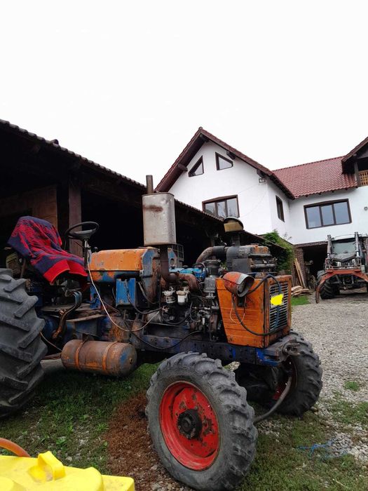 Tractor U651    .