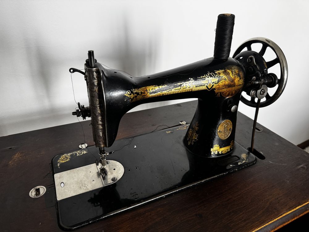 Maşină de cusut Singer originală 1925 - cu masă de lemn, stare bună